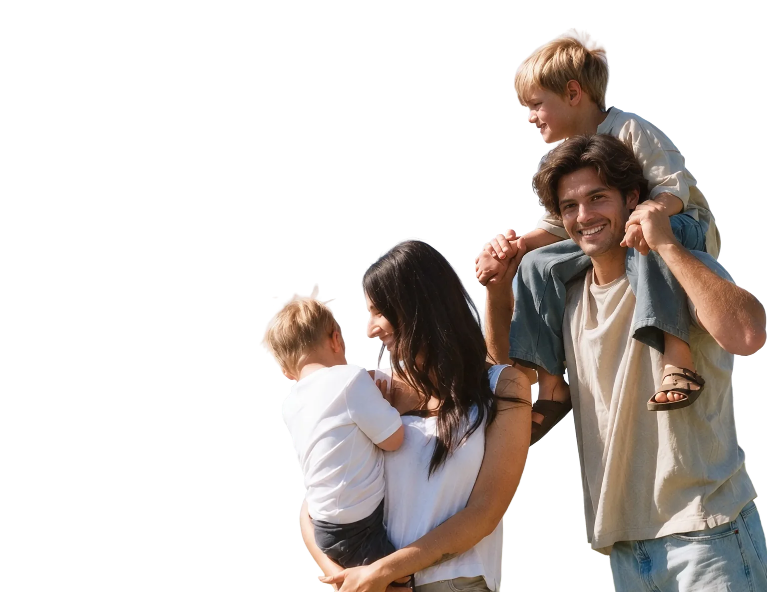 Una familia al aire libre bajo un cielo azul: una madre con un niño pequeño en brazos y un padre con otro niño sobre los hombros, sonriendo